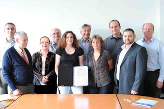 Les animateurs des différents réseaux tenant la charte